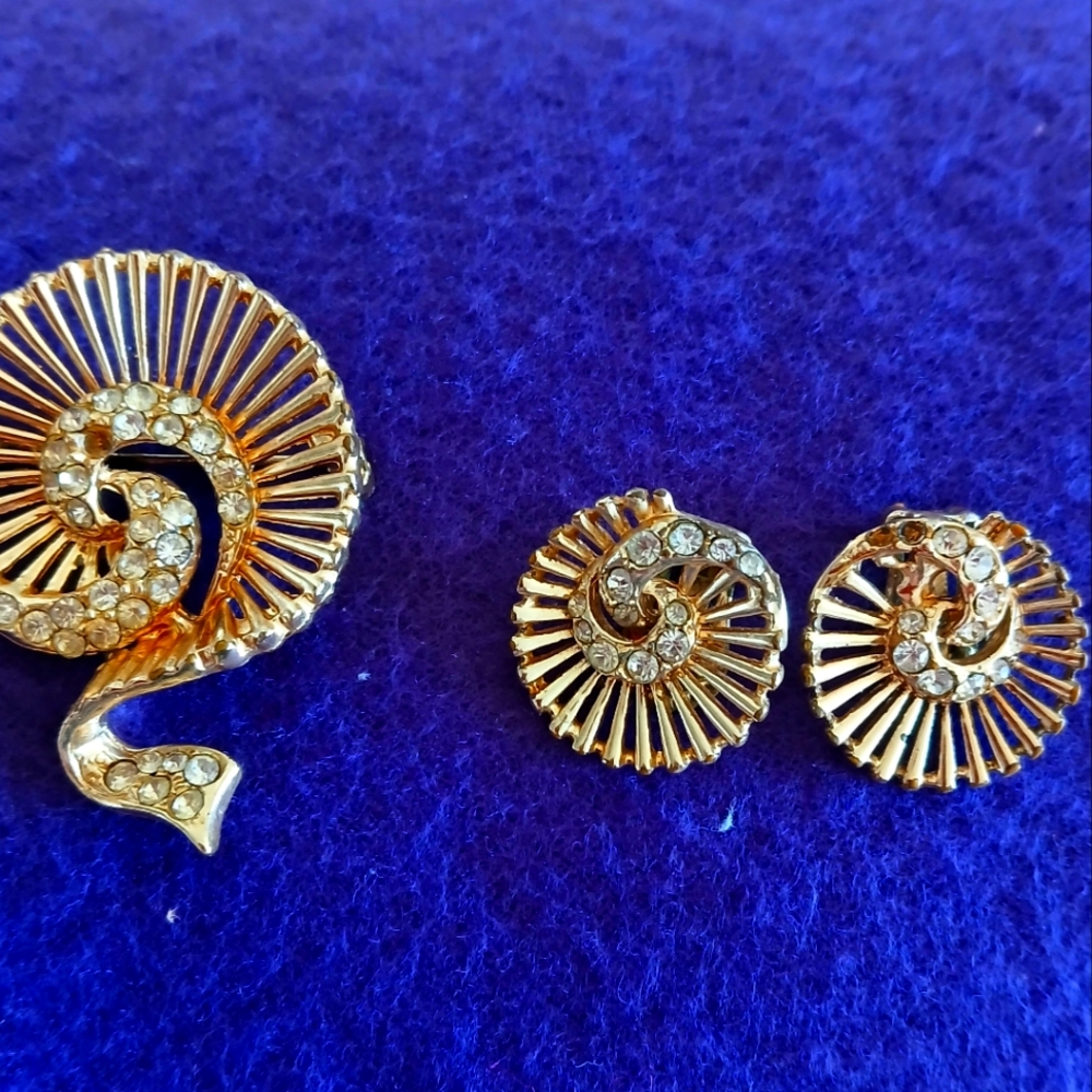 Vintage Gold tone clip earrings and brooch
